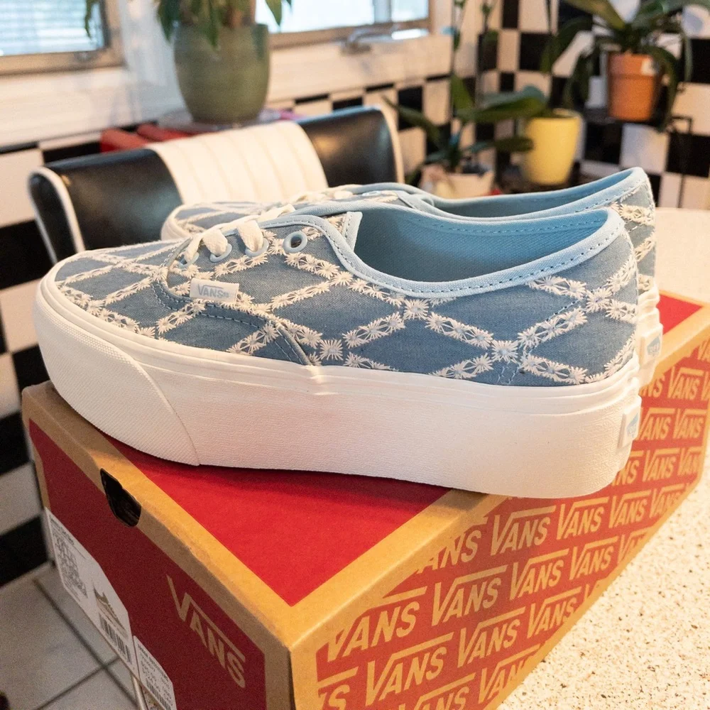 🔥BNWB CITE WHITE&BLUE EMBROIDERED VANS🔥 - Picture 2 of 5